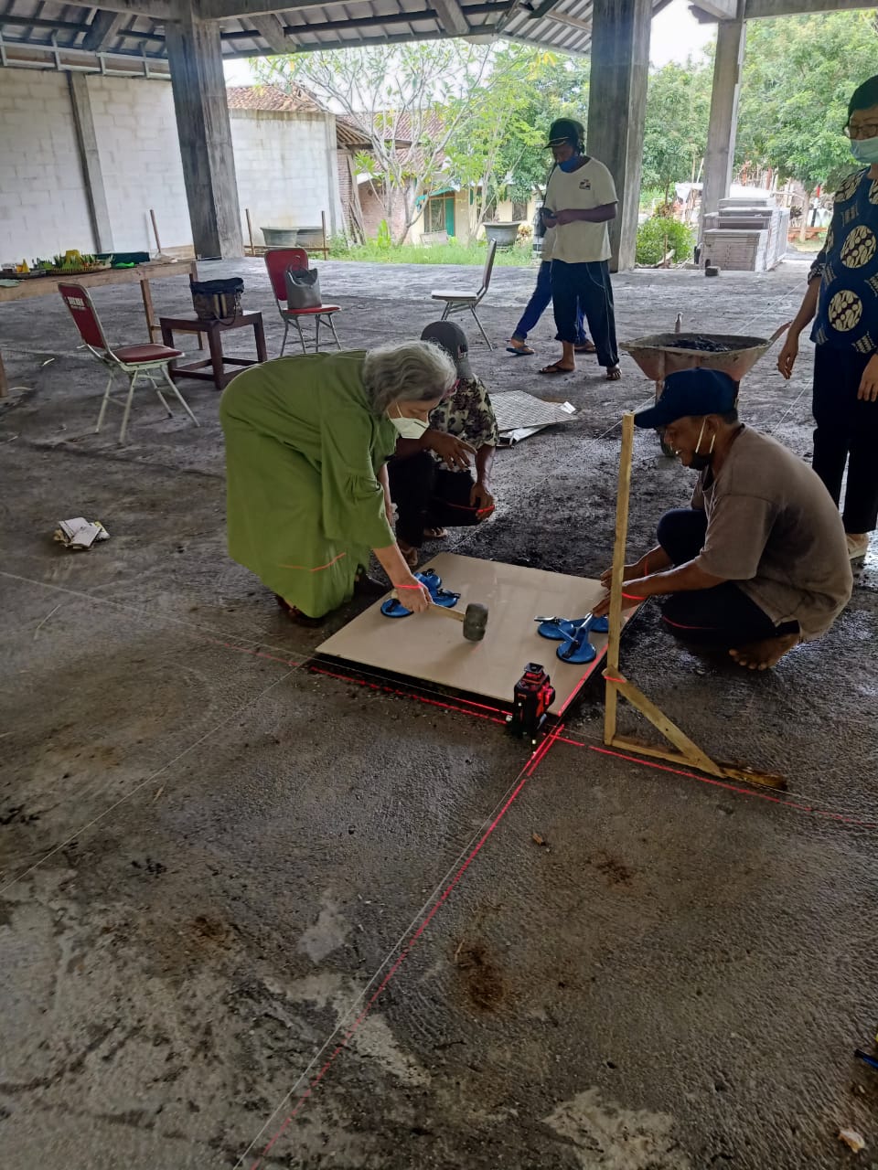 Peletakan Granit pertama oleh Pinisepuh Kapribaden Ibu Hartini Wahyono, 7 Maret 2021